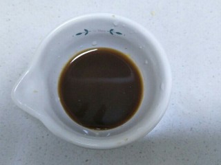 10、酱香版的虎皮尖椒,然后加入少许的凉白开，搅和均匀。