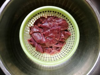 4、鱼香猪肝,捞出后控干水份。