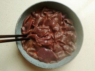 6、鱼香猪肝,搅拌均匀后腌制10分钟。