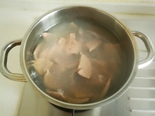 9、鱼香猪肝,锅中烧水,水沸后放入腌渍好的猪肝焯烫1分钟左右捞出控水。