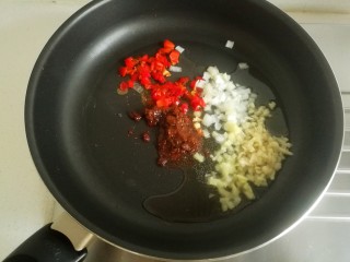 10、鱼香猪肝,锅中放油烧热,放入葱姜蒜末,剁椒和豆豆瓣酱。