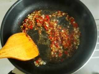 11、鱼香猪肝,用小火炒出红油。