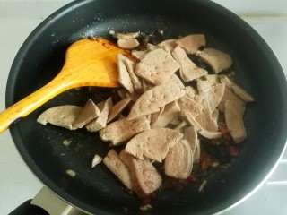 13、鱼香猪肝,加入焯过水的猪肝。