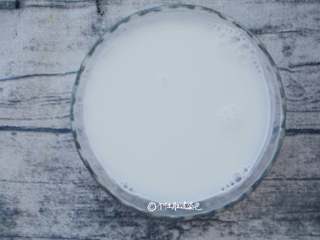 1、奶香玉米耙,牛奶加热到70度左右