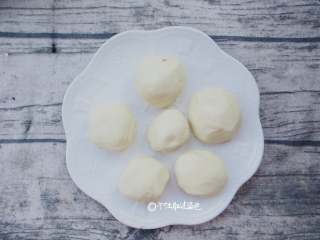 3、奶香玉米耙,面团分成小份面团待用，记得盖上保鲜膜