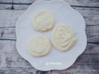 4、奶香玉米耙,取出一块搓成细长条如图卷起