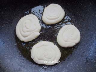 5、奶香玉米耙,平底不粘锅，加热倒入油。把面饼放入煎至两面金黄