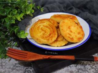 7、奶香玉米耙,软糯香甜，好吃又好玩！