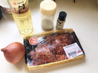 1、好吃易做无油减肥的仿食其家牛肉丼（含番茄牛肉丼的制作）,首先老规矩，把材料准备好，合照！茄子！????????！清酒糖盐葱芝麻什么的表示为什么没有我们！