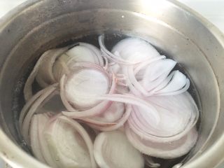 2、好吃易做无油减肥的仿食其家牛肉丼（含番茄牛肉丼的制作）,洋葱洗干净切好，清水、味淋、清酒，按照2:1:1的比例，混合。水高度没过洋葱！