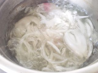 3、好吃易做无油减肥的仿食其家牛肉丼（含番茄牛肉丼的制作）,一路大火开始煮洋葱。这个煮的过程中，酒精会挥发，但是，酒的香味会和洋葱一起为汤的鲜美做贡献。洋葱也在煮的过程中慢慢变软，变得不那么冲，也变得越来越香。