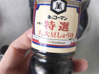 4、好吃易做无油减肥的仿食其家牛肉丼（含番茄牛肉丼的制作）,然后拿出酱油或者生抽倒入。我买的是这个万字酱油。