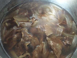 5、好吃易做无油减肥的仿食其家牛肉丼（含番茄牛肉丼的制作）,也倒入牛肉和糖、胡椒，继续大火煮。到差不多的时候，小火收汁。