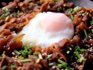 6、好吃易做无油减肥的仿食其家牛肉丼（含番茄牛肉丼的制作）,这个上面的蛋做法并不是那种特别麻烦的溏心蛋温泉蛋蛋煮法，其实更类似于水铺蛋。烧沸腾水，把蛋迅速倒入，倒入的速度和姿势比较重要，要让蛋不散、蛋白都包裹住蛋黄，成色和形状各方面好看，其实我没手拍了，只能上这个成品图。