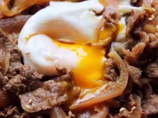 7、好吃易做无油减肥的仿食其家牛肉丼（含番茄牛肉丼的制作）,看，外面都是熟的了，里面是流心的好看的蛋黄液，要买可食用的鸡蛋哦！卫生很重要呢！