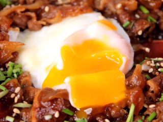 8、好吃易做无油减肥的仿食其家牛肉丼（含番茄牛肉丼的制作）,这样子更清楚一些吧？火候很重要，外面蛋白要熟透里面蛋黄要流动。这个没啥经验，就是自己多掌握，多试试。