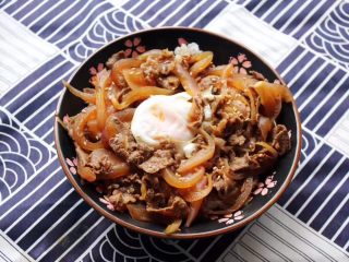 9、好吃易做无油减肥的仿食其家牛肉丼（含番茄牛肉丼的制作）,牛肉收汁完成盖在饭上，放个蛋，是不是已经很好吃的样子啦！