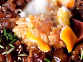 11、好吃易做无油减肥的仿食其家牛肉丼（含番茄牛肉丼的制作）,汁水透过牛肉，渗透到米饭上，米饭和蛋黄液也完美地融合在了一起！是不是超诱人哒！完全想不到这个牛肉一点油都没放！