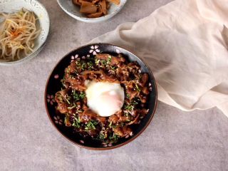 10、好吃易做无油减肥的仿食其家牛肉丼（含番茄牛肉丼的制作）,再撒上青葱。是不是更好看了呢！