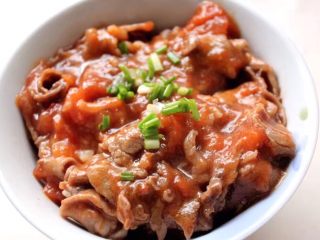 13、好吃易做无油减肥的仿食其家牛肉丼（含番茄牛肉丼的制作）,也可以试着在里面放番茄哦，当然这个番茄就要切成小丁，稍微炒一下，炒的出汁，再等牛肉快收汁完成的时候再倒入混合！酸酸甜甜就是我！！超好吃的！