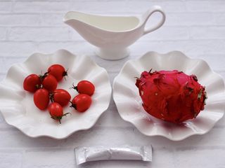 1、火龙果小番茄蜂蜜果汁,首先备齐榨果汁的食材。