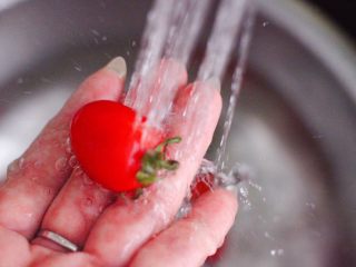 2、火龙果小番茄蜂蜜果汁,把小番茄先用淡盐水浸泡一会，再用自来水反复冲洗干净。