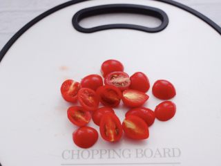 4、火龙果小番茄蜂蜜果汁,再用刀切成两半。