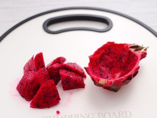 6、火龙果小番茄蜂蜜果汁,把切开的火龙果，用刀把果肉切成小块。