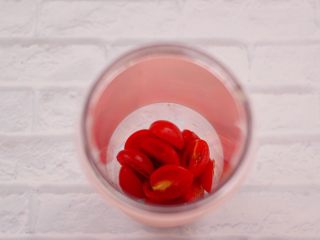 7、火龙果小番茄蜂蜜果汁,先把果汁杯冲洗干净后，把切片的小番茄放入杯中。