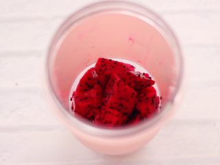 8、火龙果小番茄蜂蜜果汁,再放入切块的火龙果。