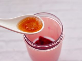 9、火龙果小番茄蜂蜜果汁,这个时候加入蜂蜜，不喜欢蜂蜜的可以加白砂糖，也可以什么都不加。