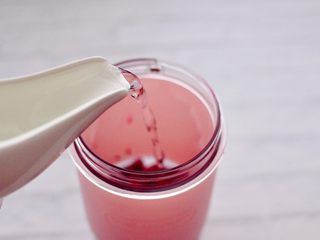 10、火龙果小番茄蜂蜜果汁,最后倒入纯净水，喜欢果汁稀一点的，可以多加一些纯净水。