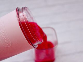 13、火龙果小番茄蜂蜜果汁,颜值爆棚又营养丰富的火龙果小番茄蜂蜜果汁就榨好了，倒入杯子里就可以享用了。