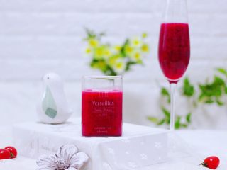 15、火龙果小番茄蜂蜜果汁,榨好的果汁放入冰箱冷藏保存一个小时，味道会更棒。