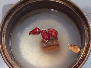 2、红糖荷包蛋,奶锅半锅水，放入红糖，甜酒，红枣大火煮开，关中火煮。