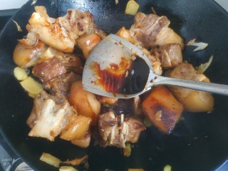 11、红焖肘子,加入适量老抽翻炒