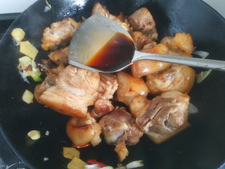 10、红焖肘子,加入适量生抽翻炒