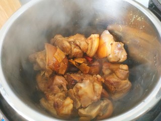 14、红焖肘子,倒入电压力锅,炖四十分钟