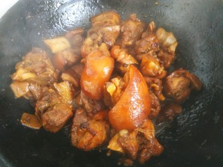 16、红焖肘子,汤汁浓稠关火出锅