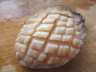 4、秋冬滋补篇:鲍鱼鸽子清补汤,然后对称斜切,内部同样斜45℃角下刀。