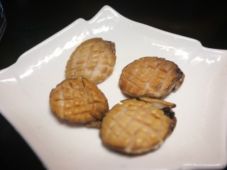 5、秋冬滋补篇:鲍鱼鸽子清补汤,切好后的小鲍鱼