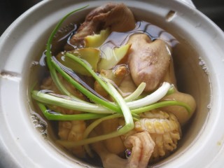 12、秋冬滋补篇:鲍鱼鸽子清补汤,加开水。注意,是开水!盖盖子,开启自动模式。全程大约四个小时。