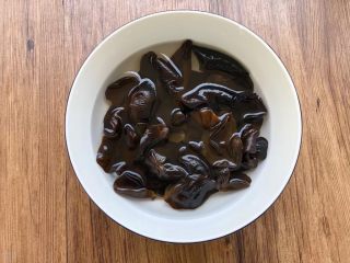 2、荷塘小炒,木耳清洗干净，放入碗里，用热水提前浸泡30分钟，浸泡好清洗干净，沥干水待用。