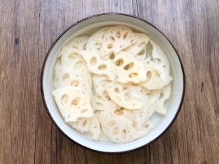 3、荷塘小炒,藕刮掉外皮，清洗干净，切成薄片，放入碗里，用盐水浸泡，以免氧化变黑。