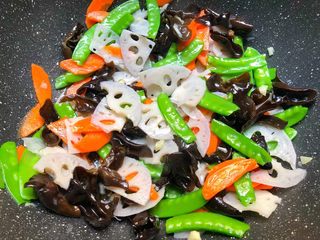 8、荷塘小炒,倒入焯好的荷兰豆，胡萝卜，藕片翻炒均匀，加入适量盐和适量蚝油翻炒至入味。