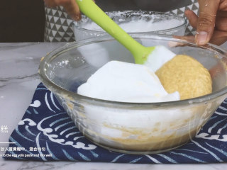 9、低脂低糖｜日式豆腐戚风蛋糕,将一大勺蛋清放入蛋黄糊中