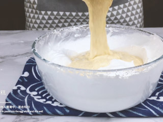 11、低脂低糖｜日式豆腐戚风蛋糕,将全部蛋黄糊倒入蛋清中