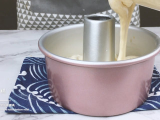 13、低脂低糖｜日式豆腐戚风蛋糕,将面糊倒入中空活底模具