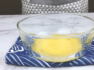 19、低脂低糖｜日式豆腐戚风蛋糕,使用刮刀搅拌均匀