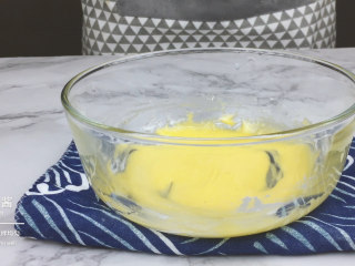 21、低脂低糖｜日式豆腐戚风蛋糕,使用刮刀搅拌均匀